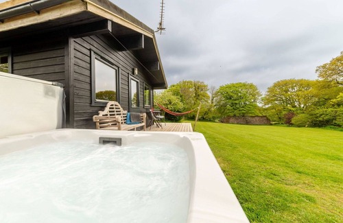 Brazzacott House | Stunning private villa with hot tub, WIFI, TV, terrace, pets allowed and panoramic view