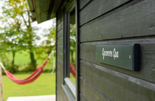 Brazzacott House | Stunning private villa with hot tub, WIFI, TV, terrace, pets allowed and panoramic view