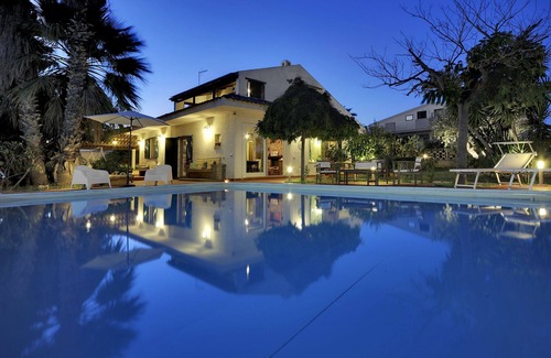 Marina di Ragusa Villa | Stunning private villa for 7 people with A/C, private pool, WIFI and TV