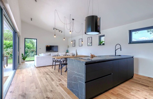 Mali Vareski House | Stunning private villa for 6 people with WIFI, A/C, hot tub, private pool, TV, terrace and parking