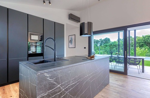 Mali Vareski House | Stunning private villa for 6 people with WIFI, A/C, hot tub, private pool, TV, terrace and parking