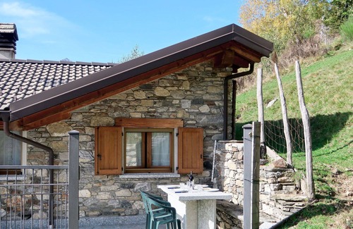 Peglio House | Stunning private villa for 6 people with TV, terrace and pets allowed