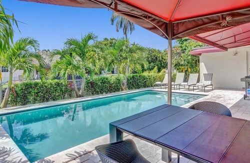 Park East House | Stunning Private 3/2 - HEATED POOL- BBQ- Long Term