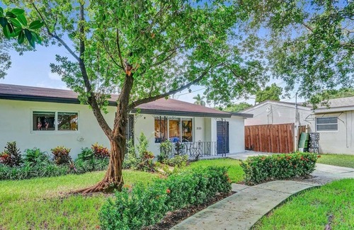 Park East House | Stunning Private 3/2 - HEATED POOL- BBQ- Long Term