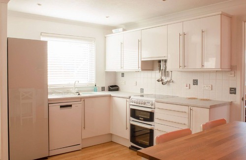 Eyre Villa | Stunning private villa for 7 people with WIFI, TV, patio, pets allowed and panoramic view