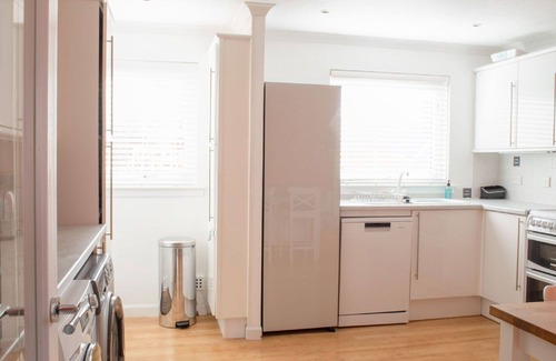 Eyre Villa | Stunning private villa for 7 people with WIFI, TV, patio, pets allowed and panoramic view