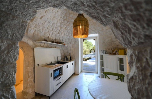Alberobello Villa | Stunning private villa with WIFI, A/C, private pool, TV, pets allowed, parking, close to Alberobello