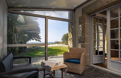 Berven House | Stunning private villa for 7 guests with WIFI, TV, patio and pets allowed