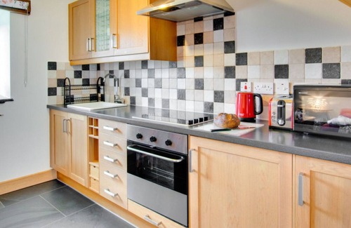 Cwmtirmynach House | Stunning private villa for 2 people with TV, patio, pets allowed, panoramic view and parking