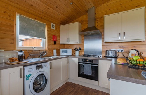 Kinross House | Stunning private villa for 6 guests with WIFI, TV, balcony and pets allowed