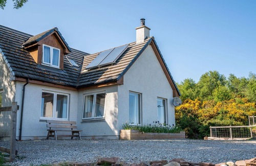 Loch Ness House | Stunning private villa for 7 people with WIFI, TV, patio and panoramic view