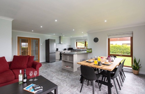 Drumnadrochit Villa | Stunning private villa for 8 people with WIFI, TV, pets allowed and panoramic view