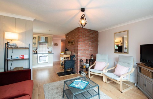 East Lewiston House | Stunning private villa for 8 guests with TV, patio and panoramic view