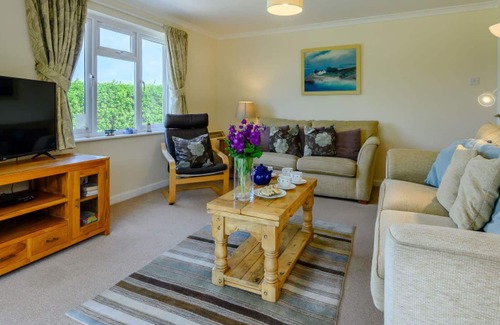 Constantine Bay House | Stunning private villa for 10 guests with WIFI, TV, patio, pets allowed and parking
