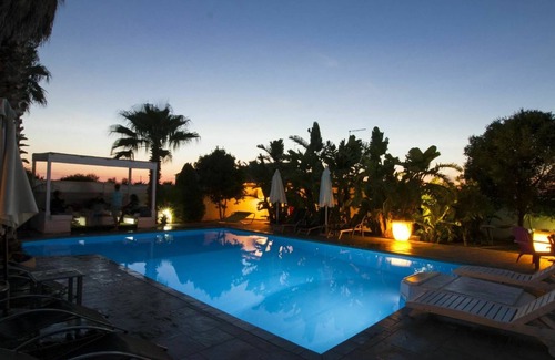 Pizzo Villa | Stunning private villa for 17 people with private pool, A/C, WIFI, TV, patio and pets allowed