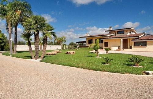 Melissano Villa | Stunning private villa with private pool, hot tub, WIFI, A/C, TV, patio, pets allowed and parking