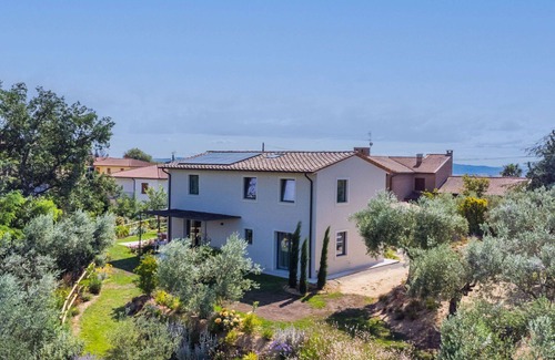 Montisi Villa | Stunning private villa for 6 guests with WIFI, A/C, private pool, TV, patio and parking