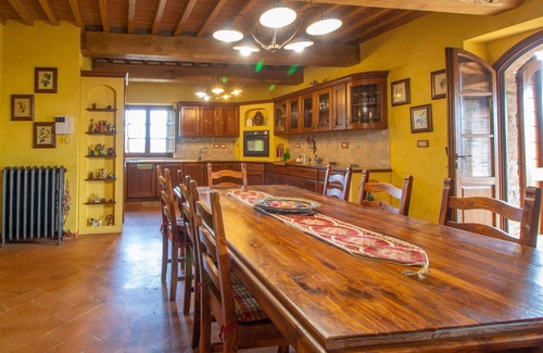 Umbertide Villa | Stunning private villa for 10 guests with WIFI, TV, balcony and pets allowed