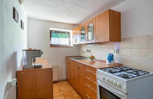 Prysk Villa | Stunning private villa for 5 guests with WIFI, TV, patio, pets allowed and parking