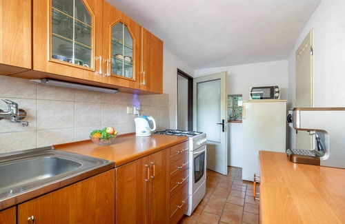 Prysk Villa | Stunning private villa for 5 guests with WIFI, TV, patio, pets allowed and parking