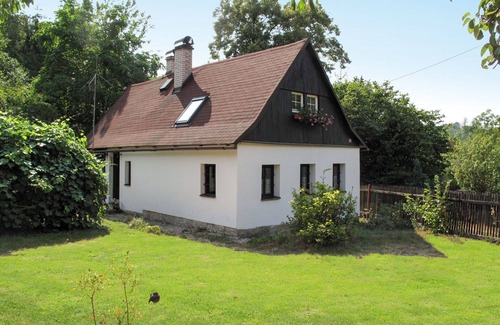 Prysk Villa | Stunning private villa for 5 guests with WIFI, TV, patio, pets allowed and parking