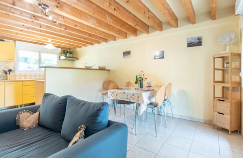 Carentan House | Stunning private villa for 4 guests with WIFI, TV, terrace and pets allowed
