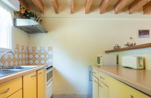 Carentan House | Stunning private villa for 4 guests with WIFI, TV, terrace and pets allowed