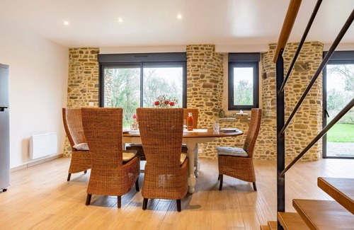 Surville House | Stunning private villa for 4 people with WIFI, TV, terrace, pets allowed and parking