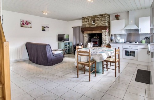 Plerguer House | Stunning private villa for 4 people with WIFI, TV, terrace, pets allowed and parking