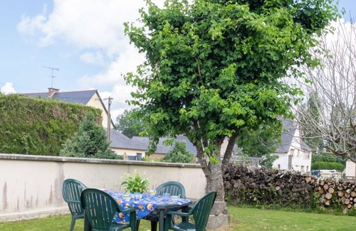 Plerguer House | Stunning private villa for 4 people with WIFI, TV, terrace, pets allowed and parking