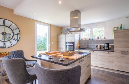 Tregueux House | Stunning private villa for 6 people with WIFI, TV, patio, pets allowed and parking