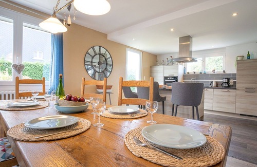 Tregueux House | Stunning private villa for 6 people with WIFI, TV, patio, pets allowed and parking