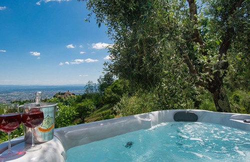 Macchino House | Stunning private villa for 6 people with WIFI, private pool, hot tub, TV, patio and pets allowed