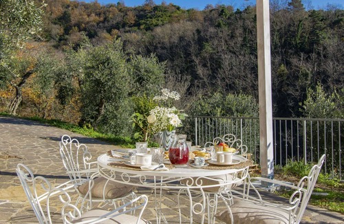 Macchino House | Stunning private villa for 6 people with WIFI, private pool, hot tub, TV, patio and pets allowed