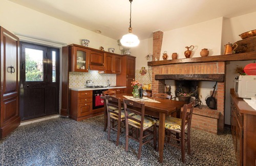 Scansano House | Stunning private villa with WIFI, hot tub, TV, terrace, pets allowed and panoramic view