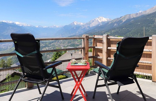 Lens House | Stunning private villa for 6 people with WIFI, TV and terrace