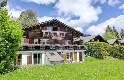 Schoenried House | Stunning private villa for 12 guests with WIFI, TV, patio, pets allowed and panoramic view