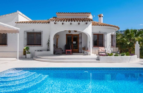 Arnella Villa | Stunning private villa for 10 people with private pool, A/C, WIFI, TV and patio