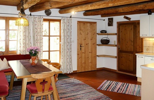 Prutz House | Stunning private villa for 7 people with WIFI, TV, terrace, pets allowed and parking