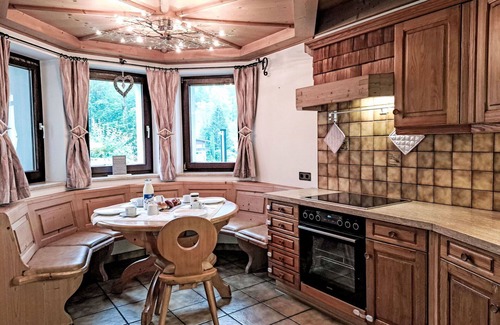 Woergl House | Stunning private villa for 10 people with hot tub, WIFI, private pool, TV and terrace