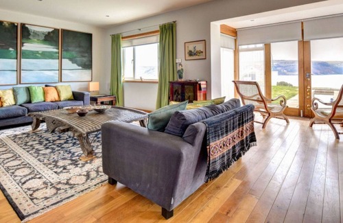 Cardigan House | Stunning private villa for 6 guests with WIFI, TV, patio and parking