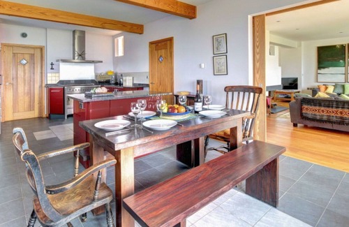 Cardigan House | Stunning private villa for 6 guests with WIFI, TV, patio and parking