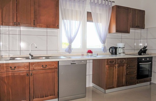 Pican House | Stunning private villa for 6 guests with WIFI, private pool, A/C, TV, terrace and parking