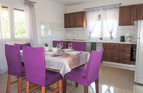 Pican House | Stunning private villa for 6 guests with WIFI, private pool, A/C, TV, terrace and parking