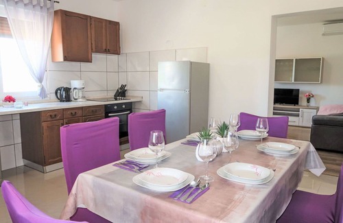 Pican House | Stunning private villa for 6 guests with WIFI, private pool, A/C, TV, terrace and parking