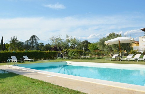 Signa Villa | Stunning private villa for 14 people with hot tub, A/C, WIFI, private pool and TV, close to Flor.