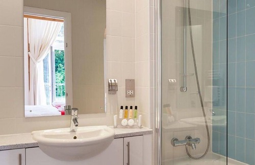 Carnon Downs House | Stunning private villa for 4 guests with pool, WIFI, TV, pets allowed and parking