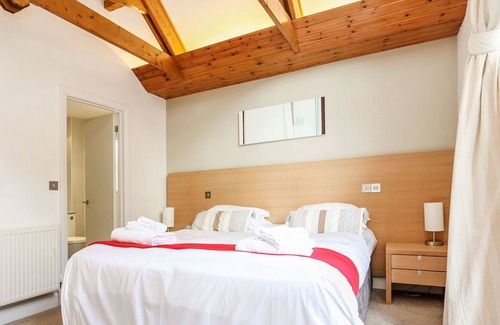 Carnon Downs House | Stunning private villa for 4 guests with pool, WIFI, TV, pets allowed and parking