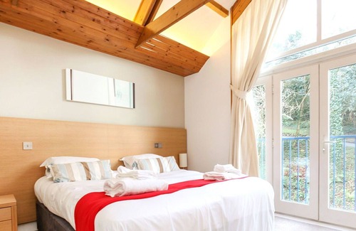 Carnon Downs House | Stunning private villa for 4 guests with pool, WIFI, TV, pets allowed and parking