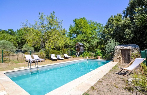 Apt House | Stunning private villa for 5 people with WIFI, private pool, TV and patio